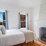 Stay Steps To Times Square, Beyond The Edge, Empire State Building & More!