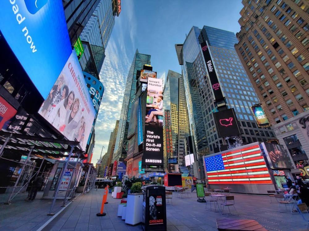 Steps To Times Square, Beyond The Edge, Empire State Building & More! Apartment