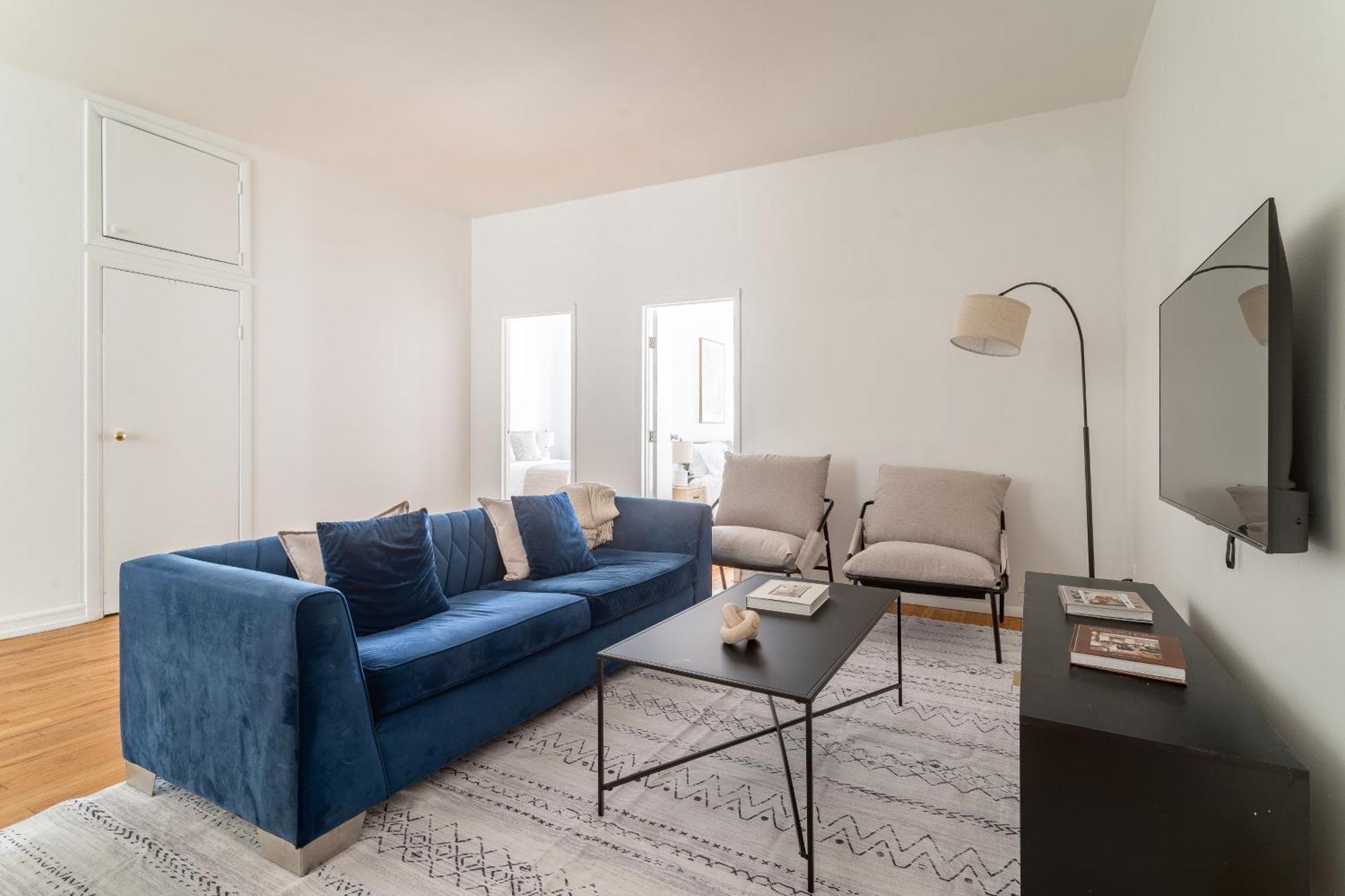 Steps To Times Square, Beyond The Edge, Empire State Building & More! Apartment