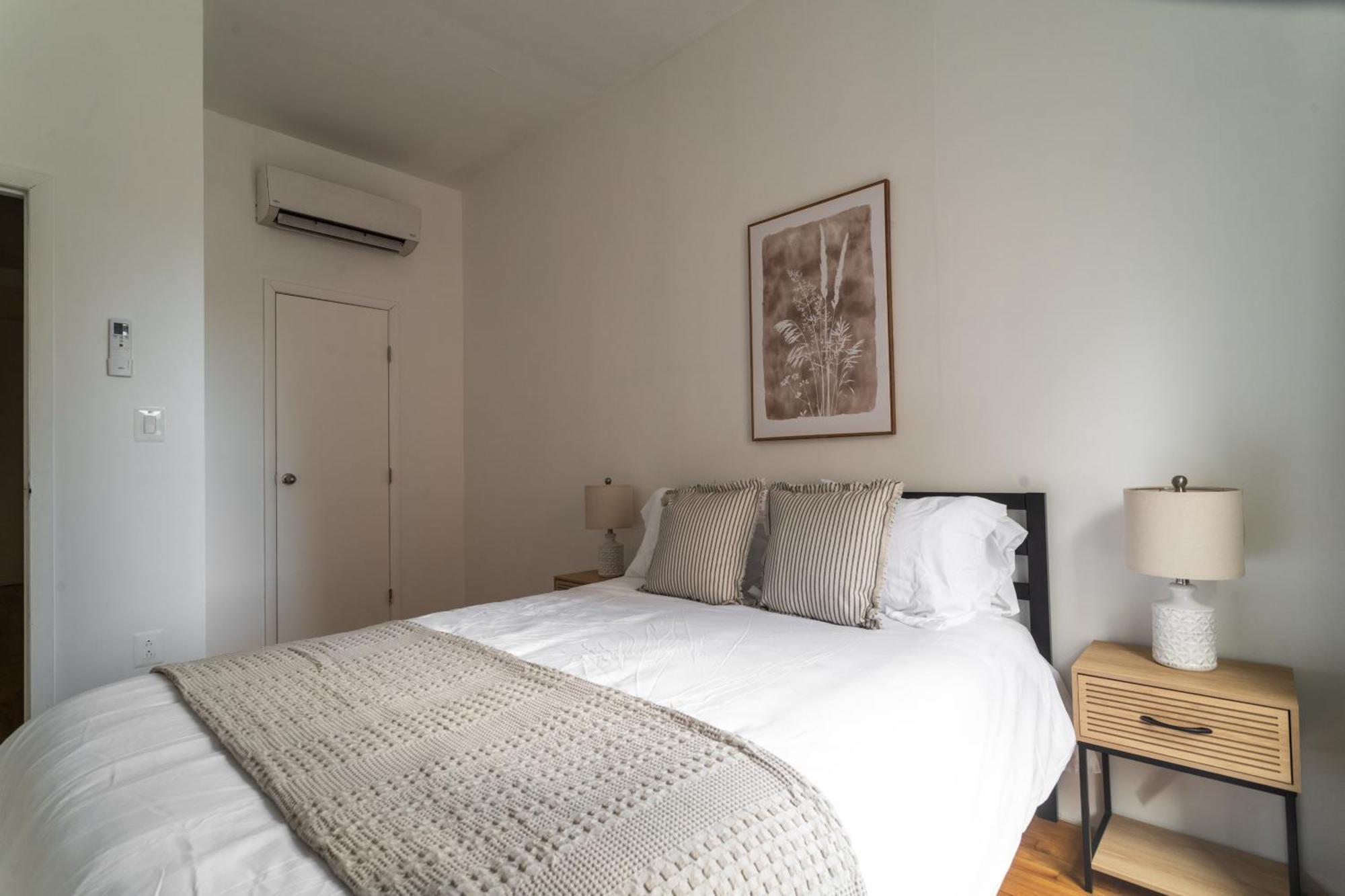 Steps To Times Square, Beyond The Edge, Empire State Building & More! Apartment *