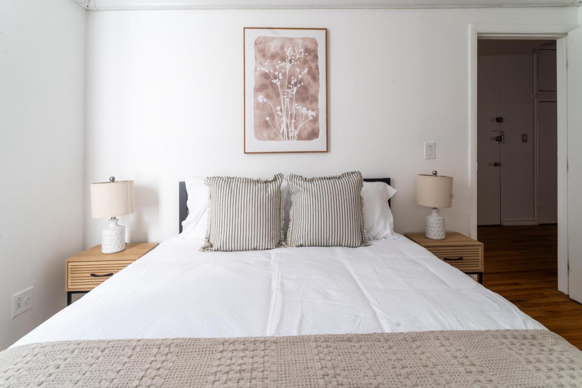 Steps To Times Square, Beyond The Edge, Empire State Building & More! Apartment New York